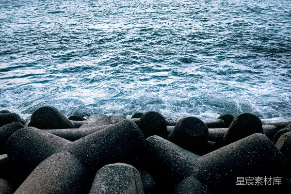 高清摄影 从码头俯视水面的一景