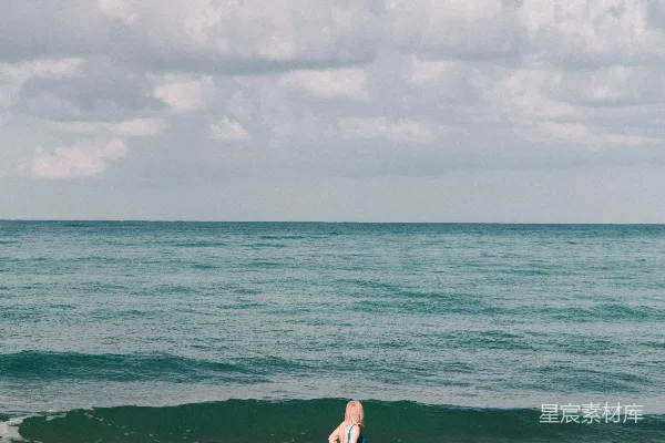 高清摄影 一个站在海洋中的海滩冲浪板上的身影
