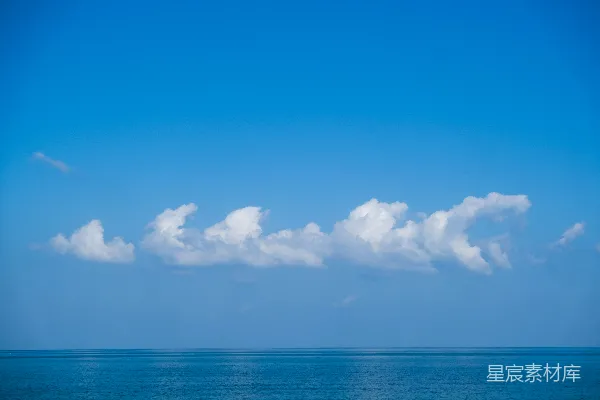 高清摄影 一架飞机在蓝天白云下飞越海洋