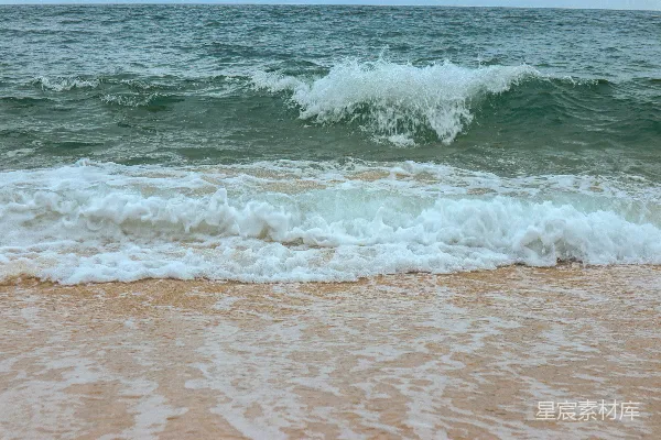 高清摄影 一波浪涌向海滩的岸边