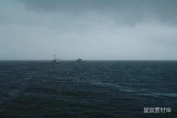 高清摄影 黑暗暴风雨中的海面上有两艘船。