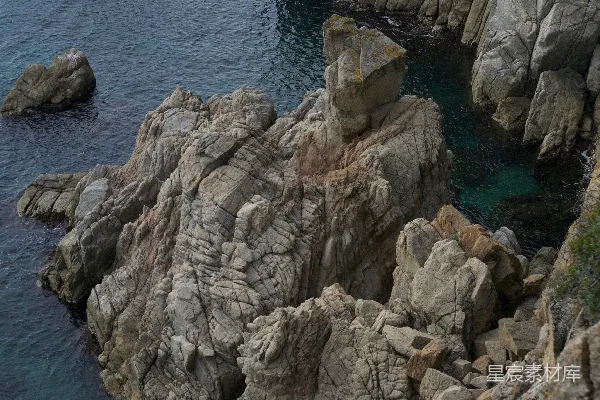 高清摄影 崎岖的海岸线，水波荡漾。