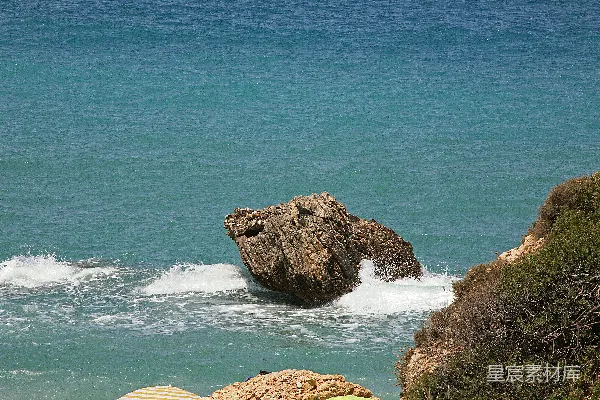 高清摄影 一块大石头突兀地伸出大海