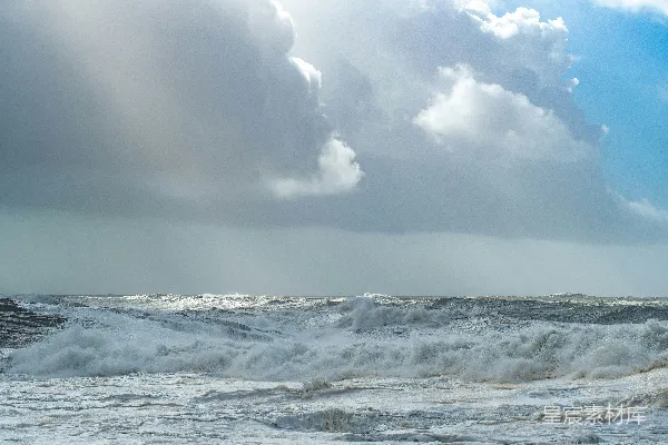 高清摄影 狂风暴雨下的波涛汹涌的海浪。