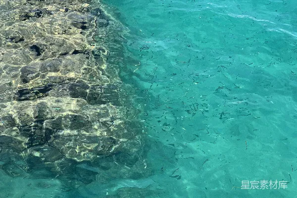 高清摄影 一块有岩石和沙滩的水域