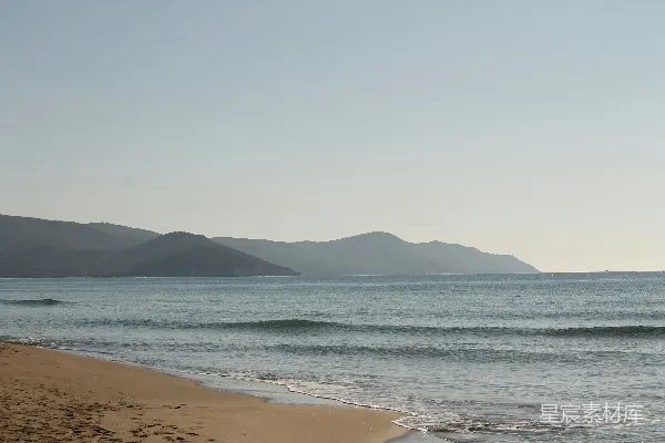 高清摄影 海滩上一个骑着冲浪板的人