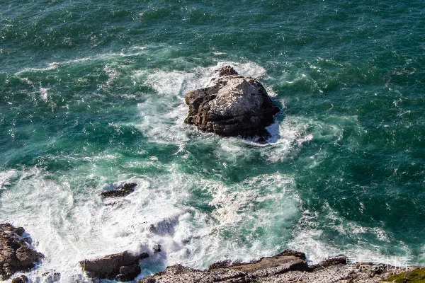 高清摄影 一片岩石海岸，波浪冲击着岩石。