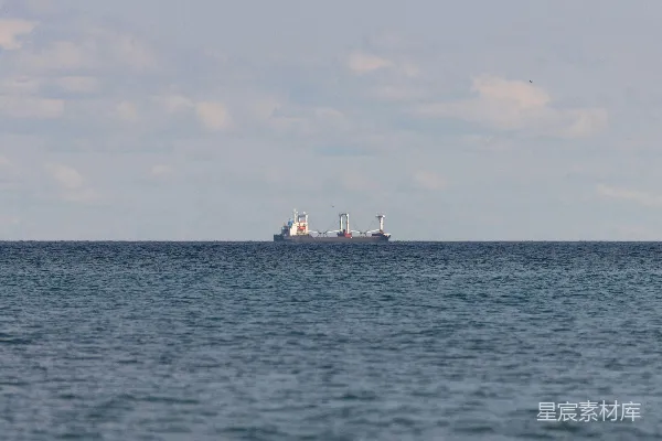 高清摄影 大船漂浮在一大片水面上