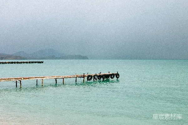 高清摄影 白天棕色木制码头海边场景