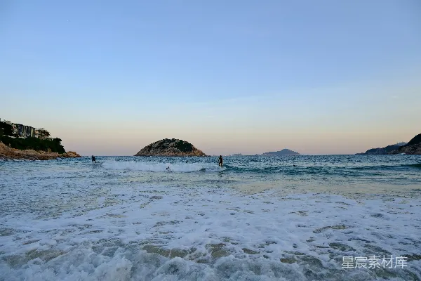 高清摄影 一群人在波浪上骑着冲浪板的人群
