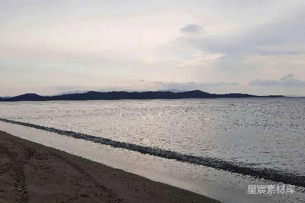 高清摄影 山间白云下的水面在白天