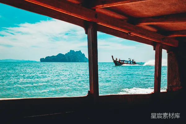 高清摄影 白天海边的白船和褐船