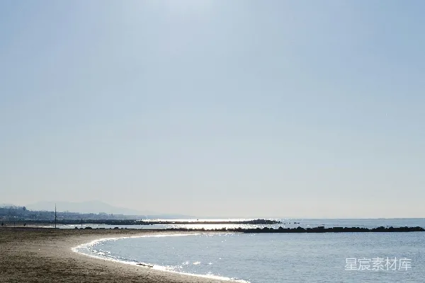 高清摄影 海滩上的水面正沐浴在阳光中