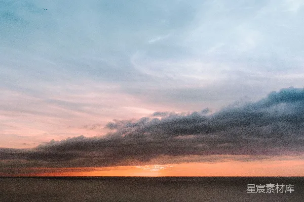 高清摄影 夕阳西下在海洋的地平线上