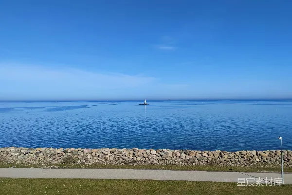 高清摄影 一大片水域旁边是一片浓绿的田野