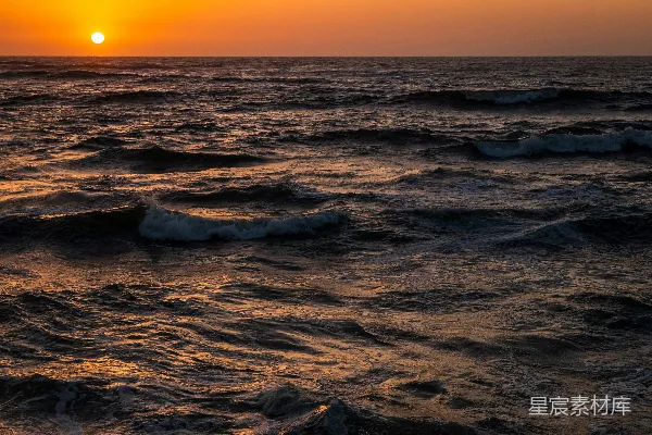 高清摄影 傍晚海浪拍打在岸边