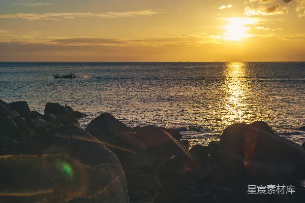 高清摄影 夕阳西下，海天相接处有一叶扁舟。