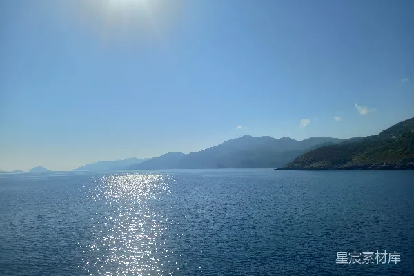 高清摄影 阳光灿烂地洒在水面上
