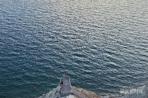 高清摄影 白天水体上灰色混凝土码头的景象