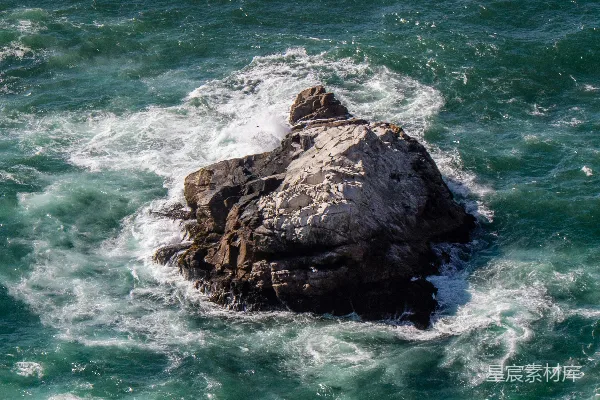 高清摄影 水体中间的一块大石头