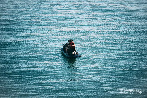 高清摄影 两人在白天乘坐红色的皮划艇漂浮在水面上。