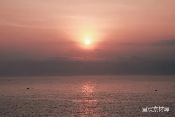 高清摄影 背景中有一大片水面，夕阳西下。