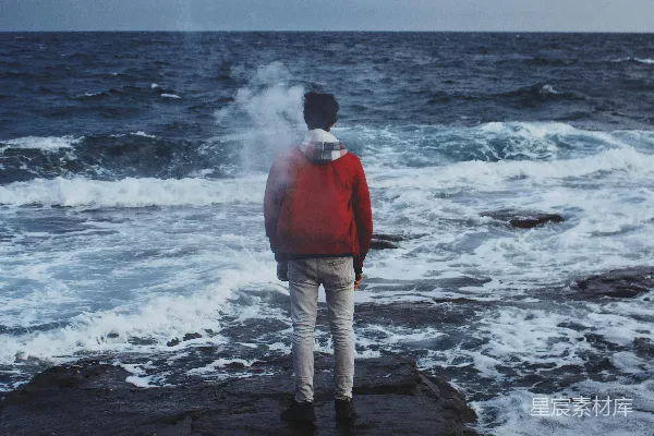 高清摄影 红色夹克的男人站在海边上