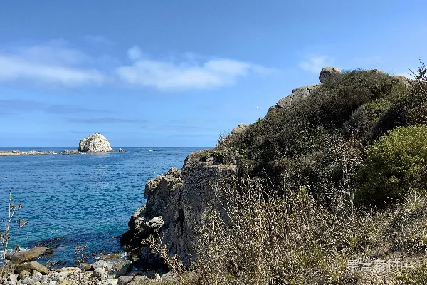 高清摄影 水边一块岩石嶙峋的悬崖