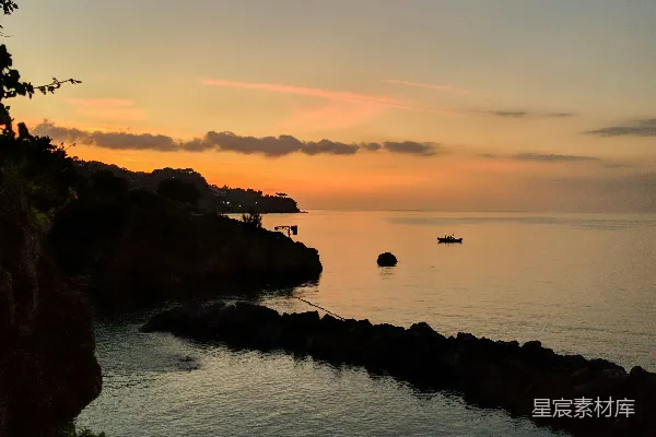 高清摄影 一个有海滩和周围树木的水域