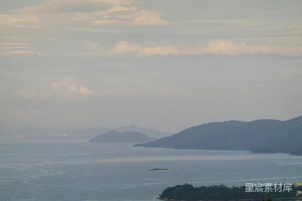 高清摄影 环绕着山脉的一片大水域