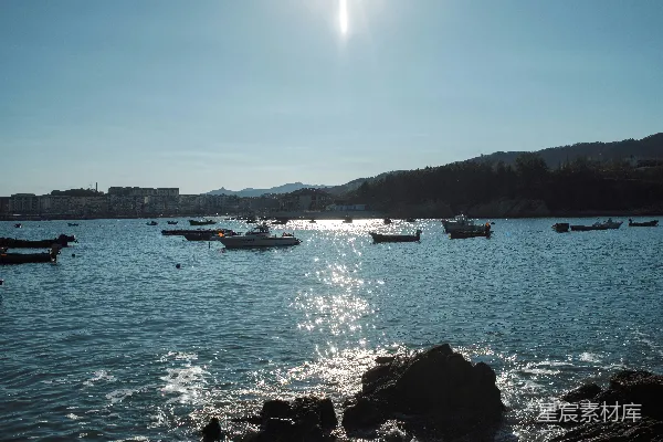 高清摄影 一群船只漂浮在水面上