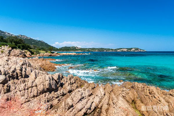 高清摄影 一块岩石嶙峋的海滩，清澈蔚蓝的海水