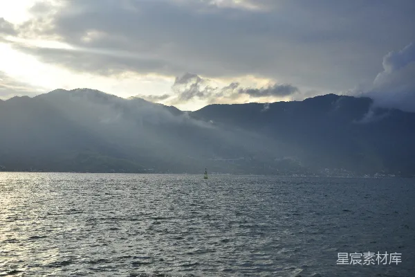 高清摄影 一幅水中有一艘船，山峦在背景中的画面