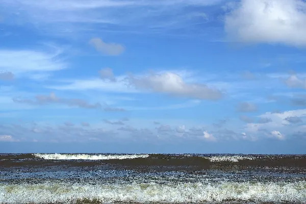 高清摄影 一个骑着冲浪板的人在波浪上