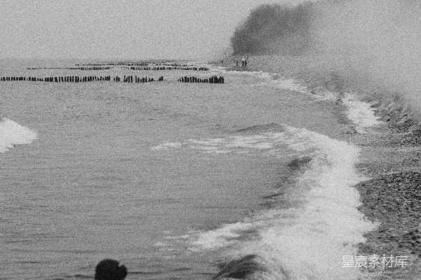 高清摄影 海边一个骑着冲浪板的人在波浪上。