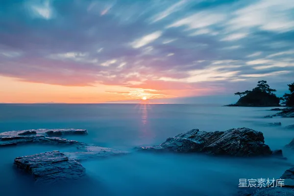 高清摄影 夕阳西下，映照着海边的岩石。