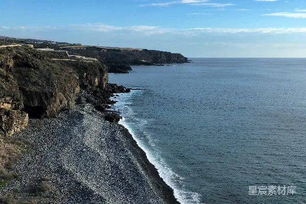 高清摄影 棕色的 Rocky 山脉 靠近 蓝色 的 海边 在 蓝色 的 天空 下 白天