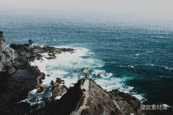 高清摄影 站在悬崖上的人面向绿色的大海。