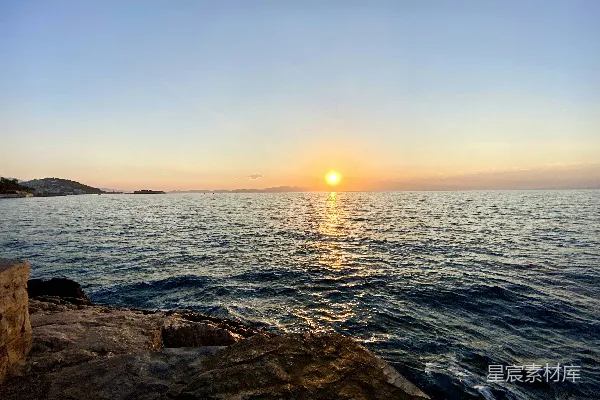 高清摄影 海滩上的太阳正落下水面
