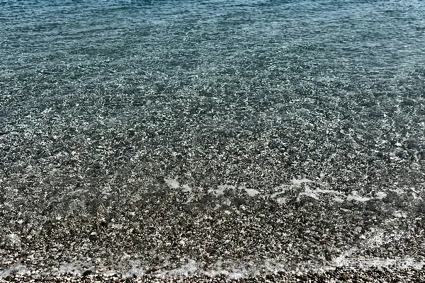 高清摄影 一条水体紧挨着沙滩