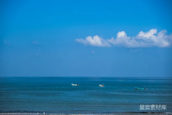 高清摄影 几艘船漂浮在一大片水面上