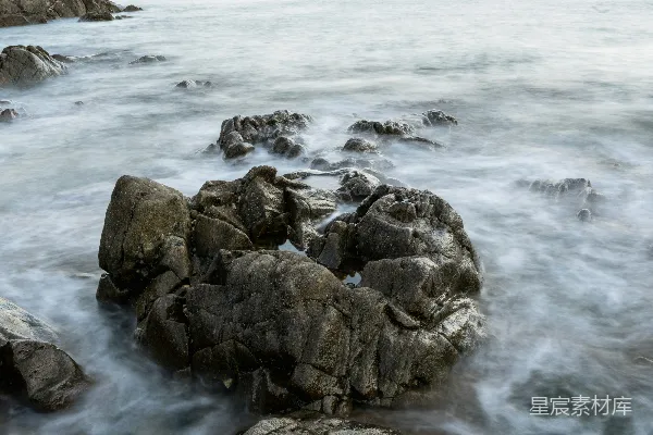 高清摄影 岩石嶙峋的海边，海浪拍打