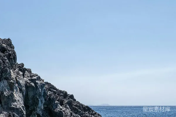 高清摄影 灰岩山脉旁蓝色的海，在蓝天之下，在白天。