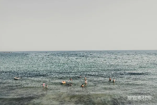 高清摄影 一群人在海里冲浪
