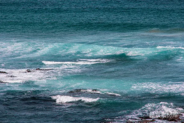 高清摄影 白天海浪拍击海岸