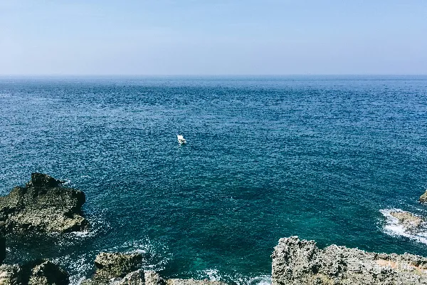 高清摄影 岩层面对海洋