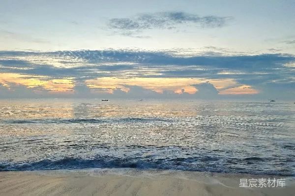 高清摄影 一片沙滩，海浪涌向岸边
