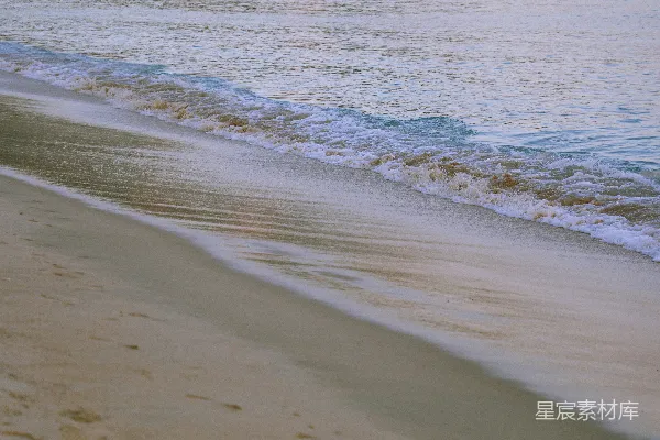 高清摄影 一个有波浪涌向岸边的海滩