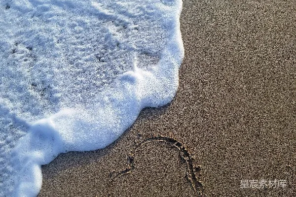 高清摄影 海滩上用沙子画的心脏