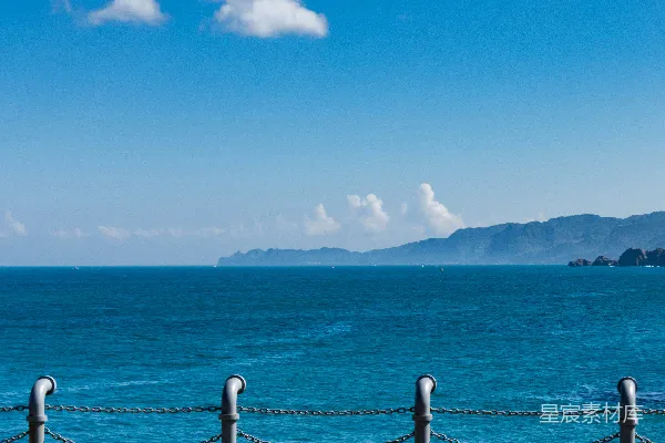 高清摄影 一大片水域紧邻金属栅栏